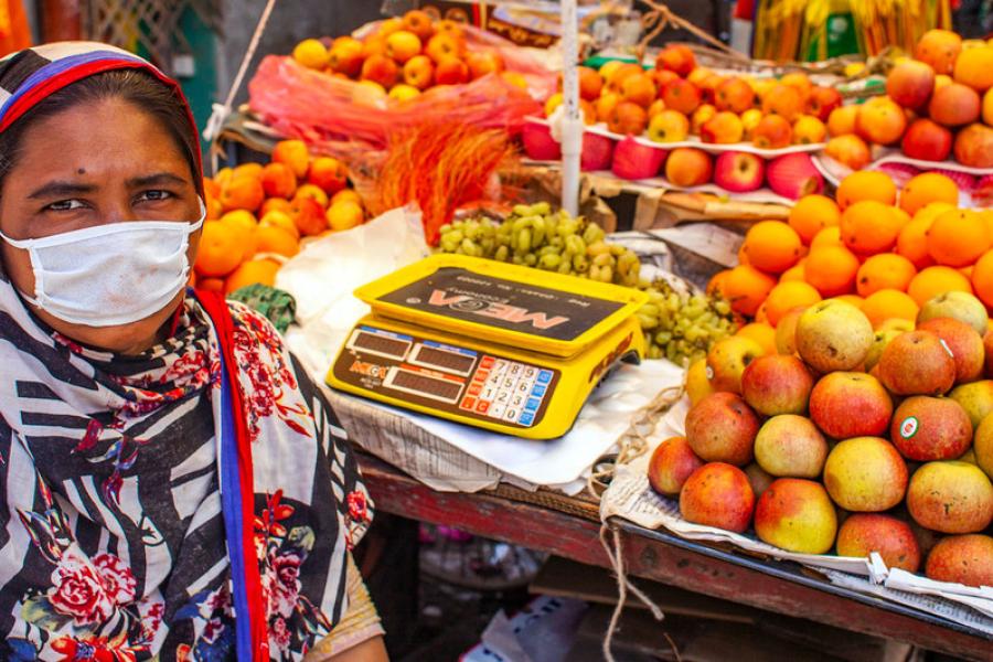 Une femme vend des fruits